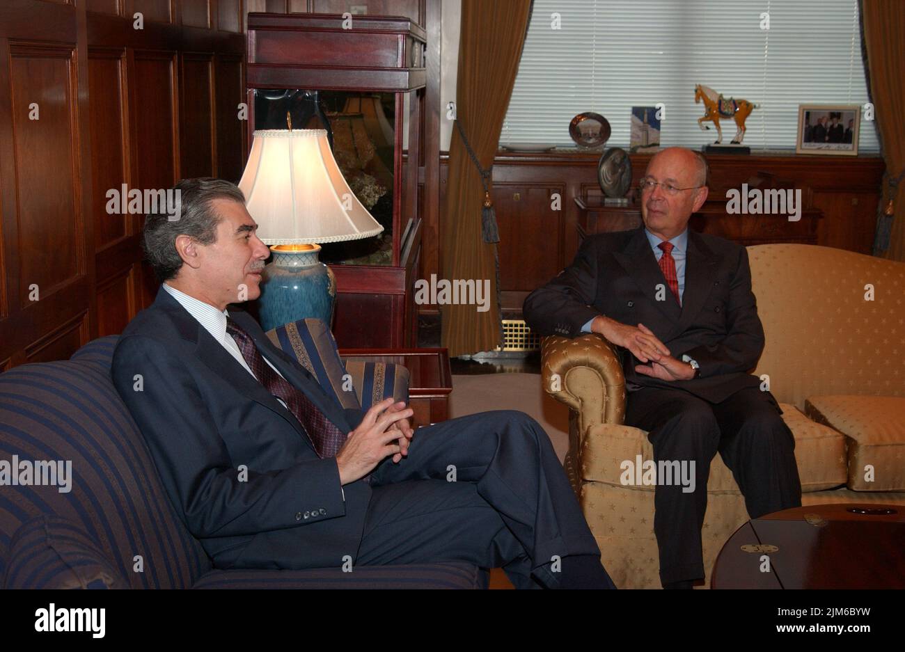 Bureau du Secrétaire - le Secrétaire Carlos Gutierrez avec Klaus Schwab Président du Forum économique mondial Banque D'Images