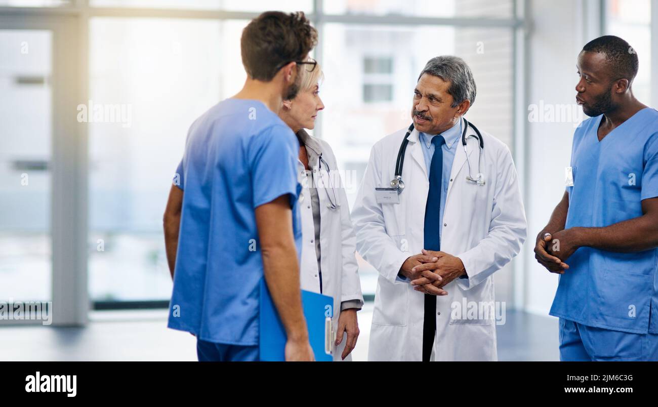 Parler des médecins, des professionnels de la santé et des travailleurs de la santé planifiant ou brainstorming traitement de médecine d'hôpital. Groupe diversifié de cliniques de première ligne Banque D'Images