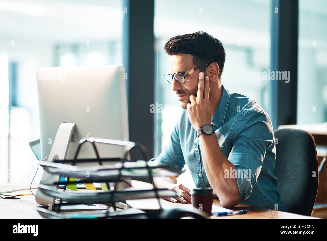 Homme d'affaires professionnel travaillant sur ordinateur, naviguant sur Internet et réalisant un projet tout en étant assis à un bureau seul au travail. Un Banque D'Images