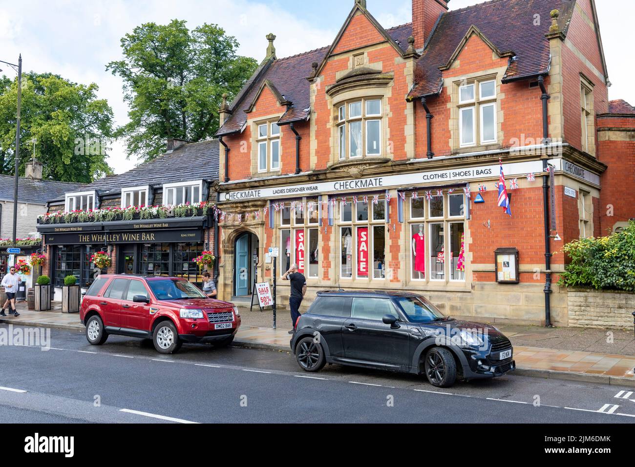 Whalley Lancashire, magasin de vêtements de chéquie et bar à vin Whalley sur King Street dans ce village de Ribble Valley, Angleterre, Royaume-Uni été 2022 Banque D'Images