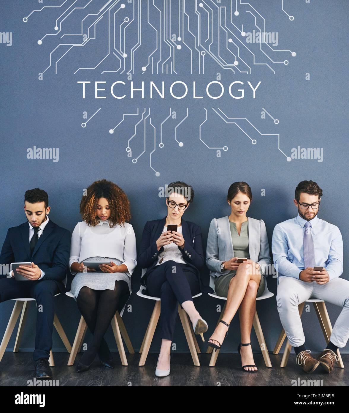 Connecté, communication et réseau de divers hommes et femmes d'affaires utilisant la technologie, en attente d'un entretien. Groupe professionnel assis dans une rangée Banque D'Images