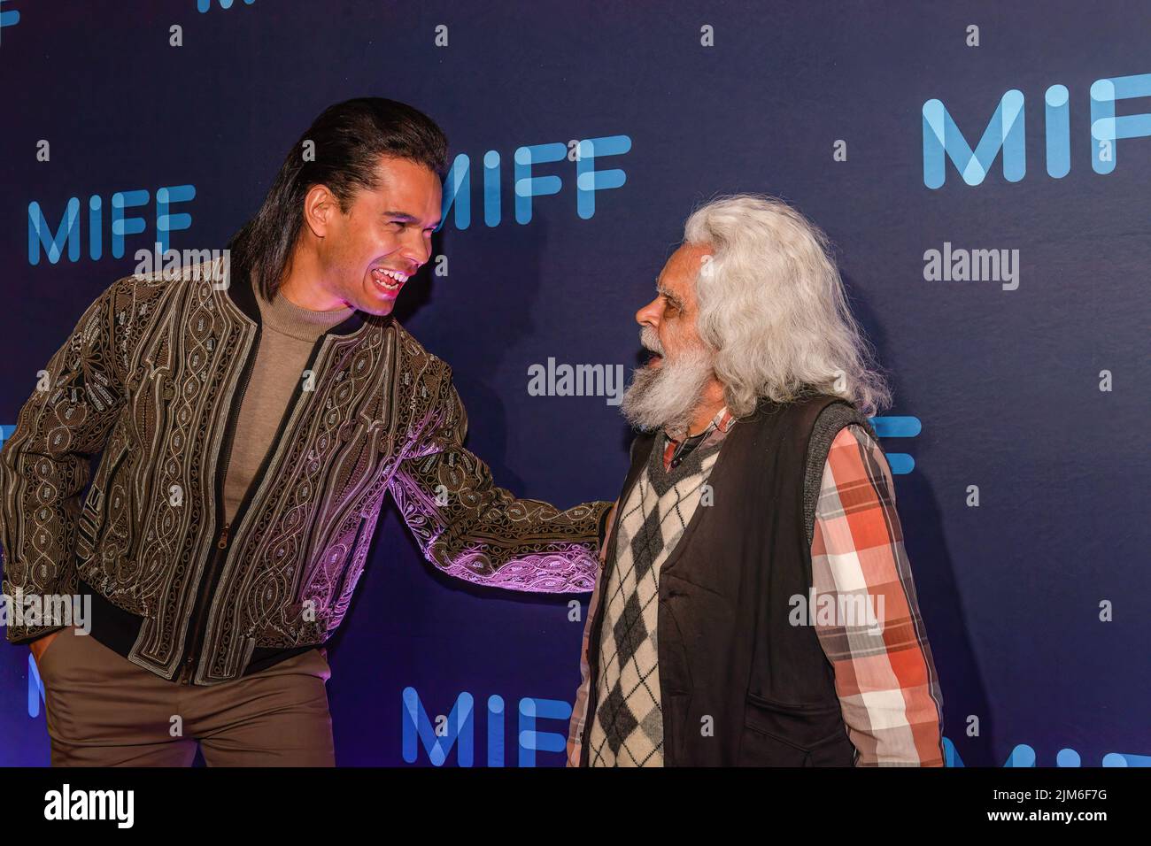 Acteurs oncle Jack Charles (R) et Mark Coles Smith (L) sur le tapis rouge pour le gala d'ouverture du Festival international du film de Melbourne 70th au Hamer Hall, Arts Centre Melbourne. Plus de deux mille invités et membres du public ont assisté à la soirée d'ouverture du Festival international du film de Melbourne 70th au Hamer Hall, Arts Centre Melbourne, Australie. Le festival du film se tiendra du 4th août au 21st août et présentera 371 films, ainsi que des courts métrages, des conférences et des Q&R. Le MIFF aura lieu à travers Melbourne et la région de Victoria. (Photo de Michael Currie/SOPA Images/S. Banque D'Images