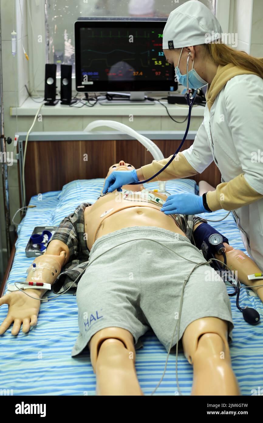Une étudiante est vue en effectuant une auscultation pulmonaire sur un mannequin HAL. Mannequin de HAL avec intelligence artificielle pour les soins d'urgence dans une équipe dans diverses conditions avec la capacité d'utiliser de réels équipements de réanimation. Banque D'Images