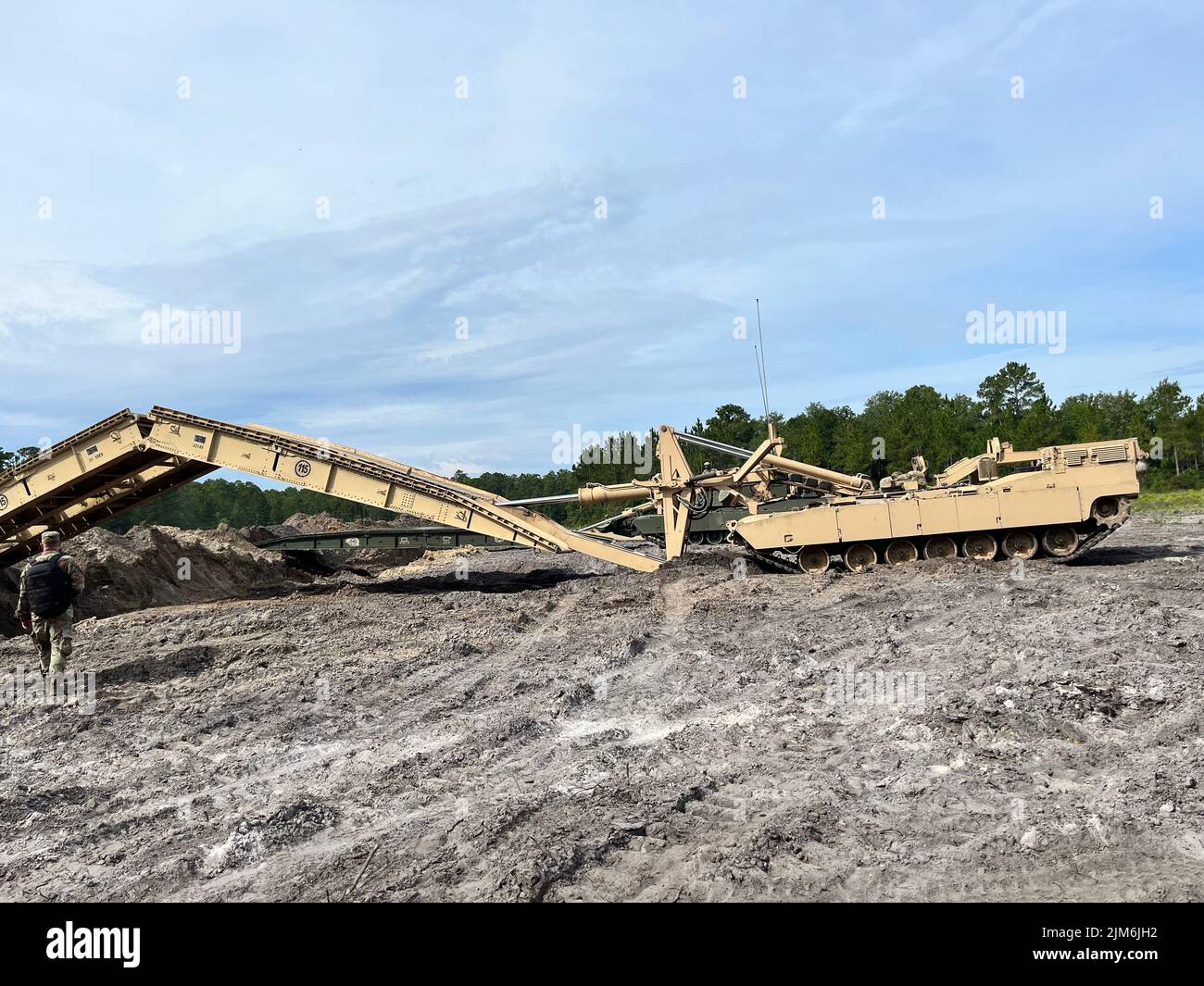 Les soldats affectés au 'Bataillon Gila', Bataillon de génie de la brigade 9th, équipe de combat de la brigade blindée 2nd, Division d'infanterie 3rd, conduisent un entraînement conjoint de pont d'assaut sur le JAB modernisé dans le cadre de l'exercice Gila Focus à fort Stewart, en Géorgie, au 3 août 2022. La « Brigade partan », 2nd ABCT, 3rd ID, est la force de combat terrestre la plus moderne de l'armée et se prépare à vaincre toute menace dans les opérations de combat à grande échelle. (É.-U. Photo de l'armée par le Sgt. Ashley Mendez) Banque D'Images