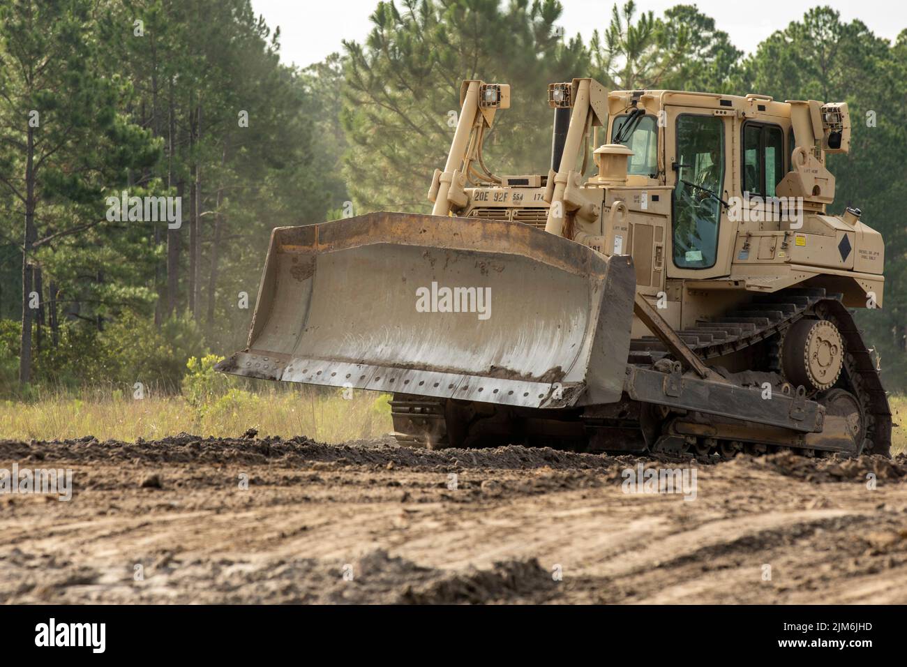 Un soldat affecté au « bataillon Gila », au 9th Brigade Engineer Bataillon, 2nd Armored Brigade combat Team, 3rd Infantry Division, aplatit le terrain avec le bulldozer Caterpillar D7 dans le cadre de l'entraînement de contre-mobilité pendant l'exercice Gila Focus, fort Stewart, Géorgie, août 3, 2022. La 'Brigade partan', 2nd ABCT, 3rd ID, est la force de combat terrestre la plus moderne de l'Armée de terre et se prépare à vaincre toute menace dans les opérations de combat à grande échelle. (É.-U. Photo de l'armée par le Sgt. William Griffen, Détachement des affaires publiques de 50th) Banque D'Images