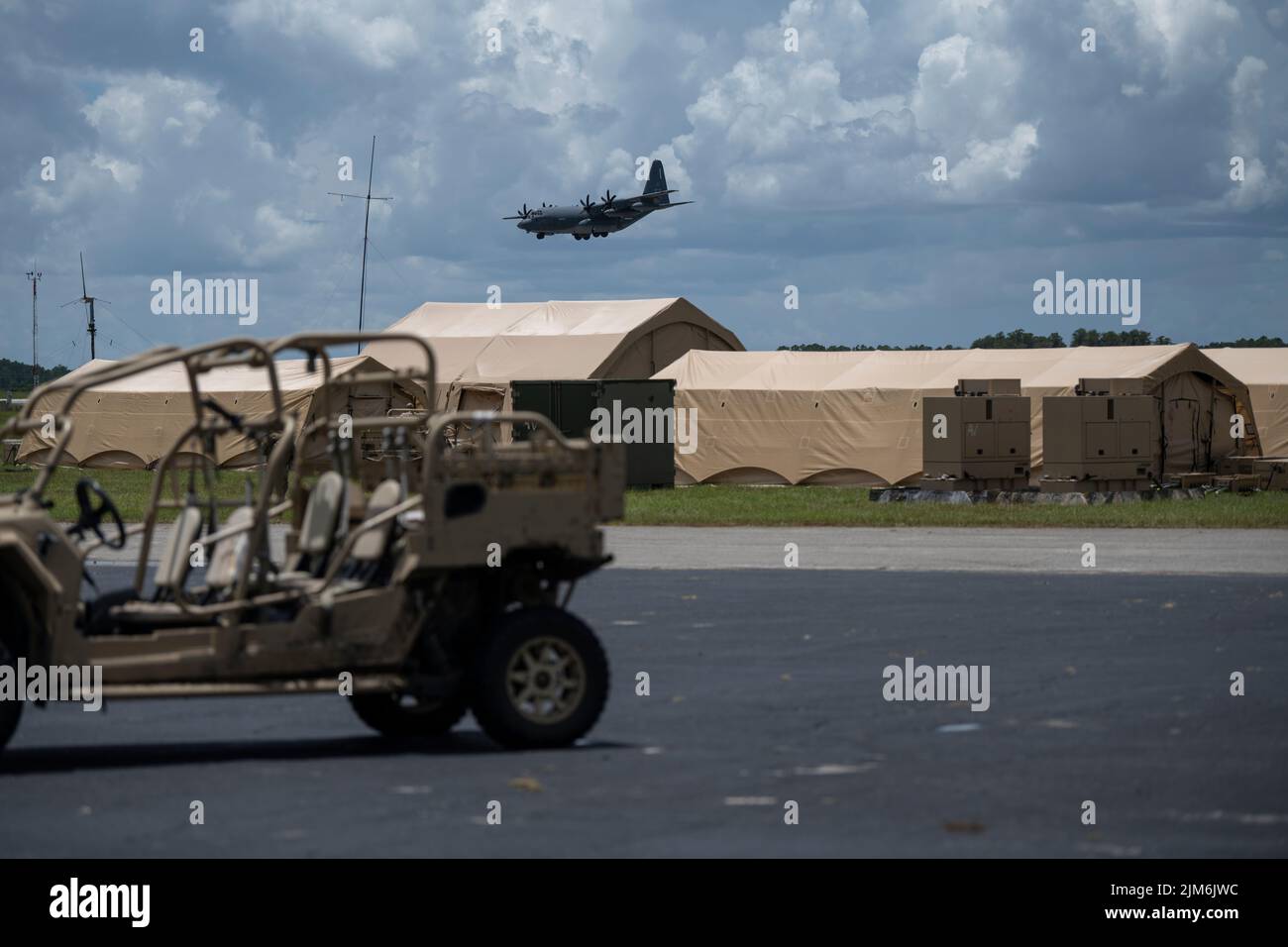 Un HC-130J combat King II arrive au parc Avon, en Floride, pendant l'exercice Agile Flag 22-2, 22 juillet 2022. Agile Flag 22-2 est le premier événement de certification de l'aile principale du Commandement de combat aérien conçu pour démontrer la capacité de l'aile 23rd à produire de la puissance aérienne de combat tout en continuant à déplacer, manœuvrer et maintenir les éléments de l'aile et de la force subordonnée dans un environnement dynamique et contesté. (É.-U. Photo de la Force aérienne par Airman classe 1st Deanna Muir) Banque D'Images