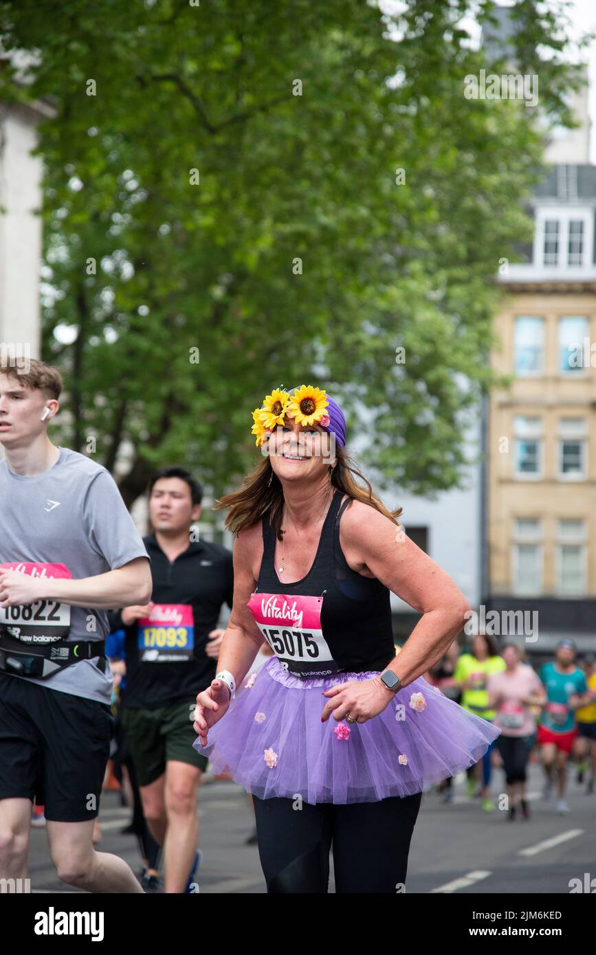 Un cliché vertical d'une coureuse avec un bandeau de tournesol pendant Vitality London 10000. Banque D'Images