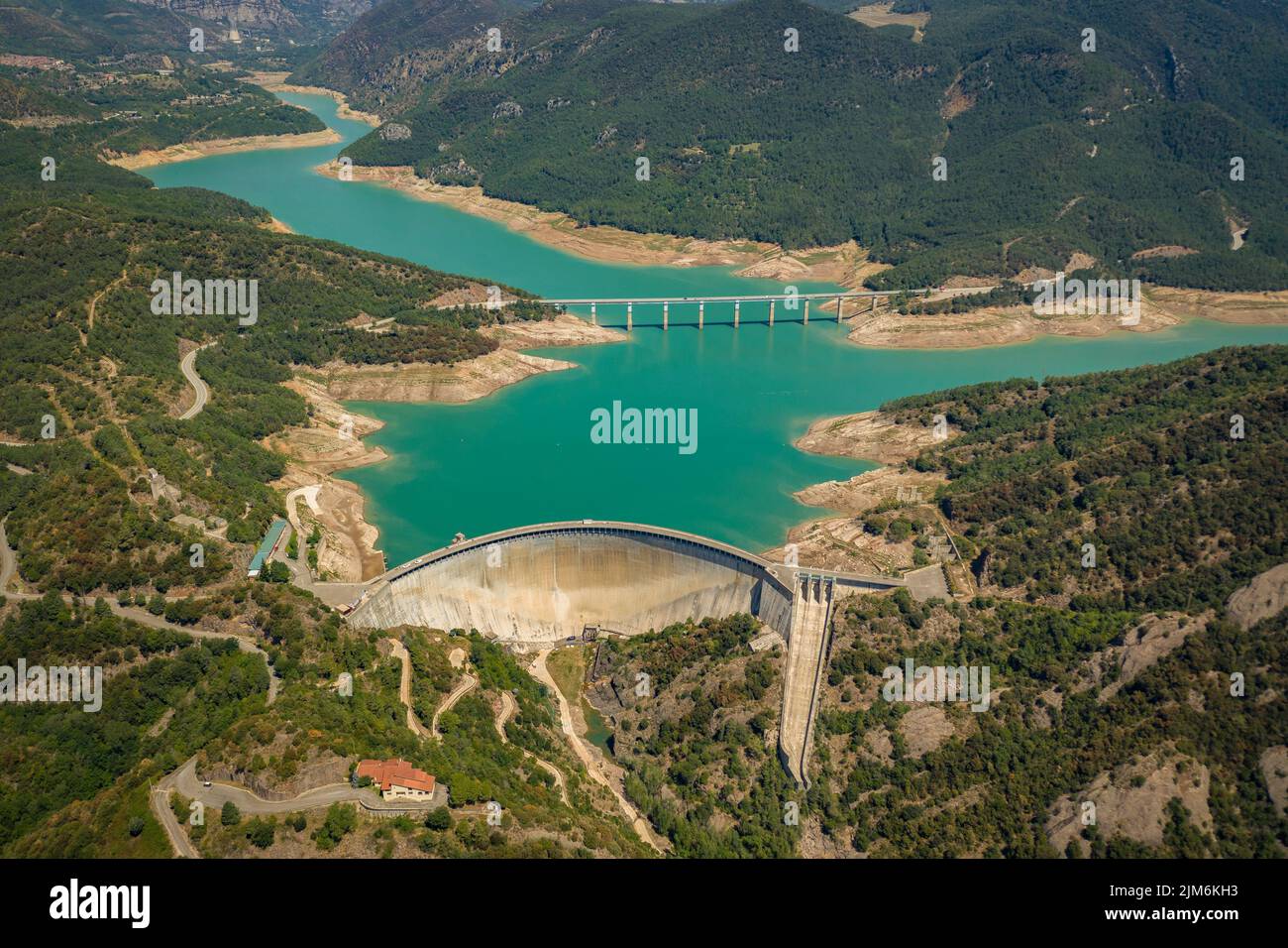 Vue aérienne du réservoir de la Baells avec peu d'eau pendant la sécheresse estivale de 2022 (Berguedà, Barcelone, Catalogne, Espagne) Banque D'Images