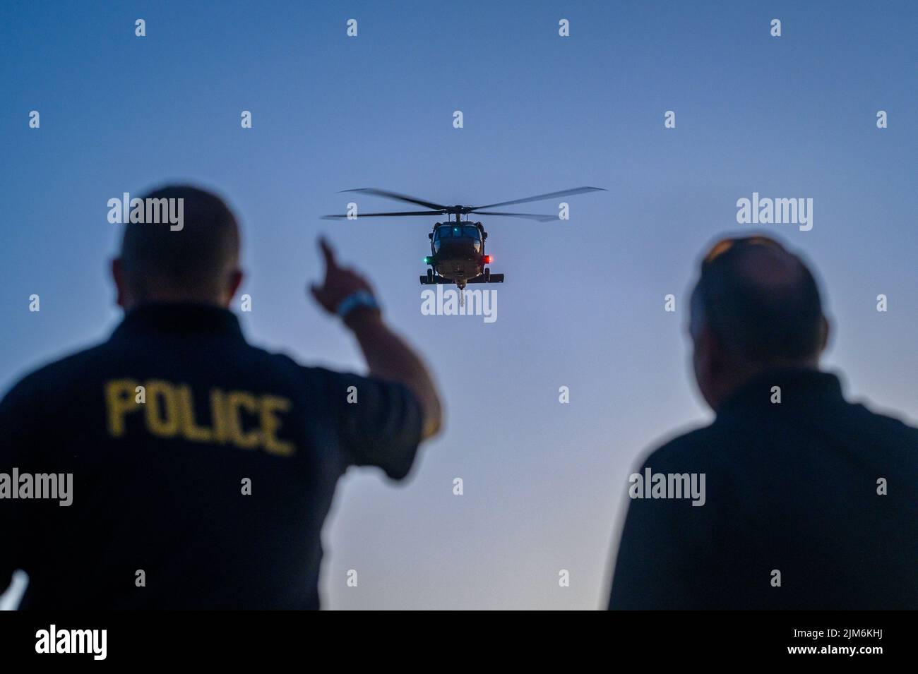 Un hélicoptère Black Hawk UH-60M de la Garde nationale de l'armée des États-Unis, avec le bataillon d'hélicoptères d'assaut 1-150th, survole la nuit nationale du département de police de la Banque Rouge à Comte Basie Fields, à Red Bank, New Jersey, le 2 août 2021. National Night Out est un événement annuel visant à améliorer la relation entre les voisins et les forces de l'ordre tout en ramenant un véritable sentiment de communauté. (É.-U. Photo de la Garde nationale de l'armée par la CPS. Michael Schwenk) Banque D'Images