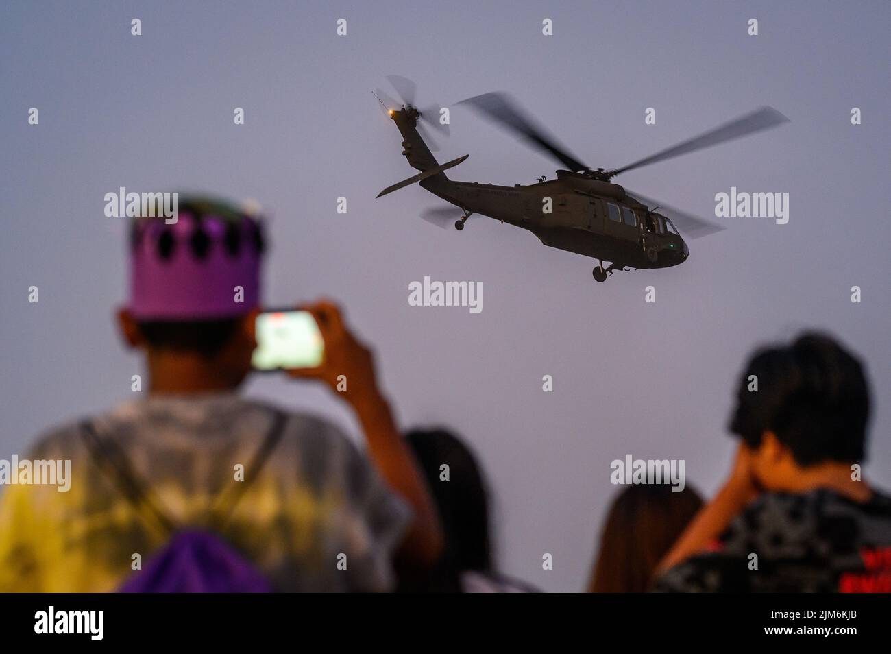 Un hélicoptère Black Hawk UH-60M de la Garde nationale de l'armée des États-Unis, avec le bataillon d'hélicoptères d'assaut 1-150th, prend son envol pendant la nuit nationale du service de police de la Banque Rouge à Comte Basie Fields, à Red Bank, New Jersey, le 2 août 2021. National Night Out est un événement annuel visant à améliorer la relation entre les voisins et les forces de l'ordre tout en ramenant un véritable sentiment de communauté. (É.-U. Photo de la Garde nationale de l'armée par la CPS. Michael Schwenk) Banque D'Images