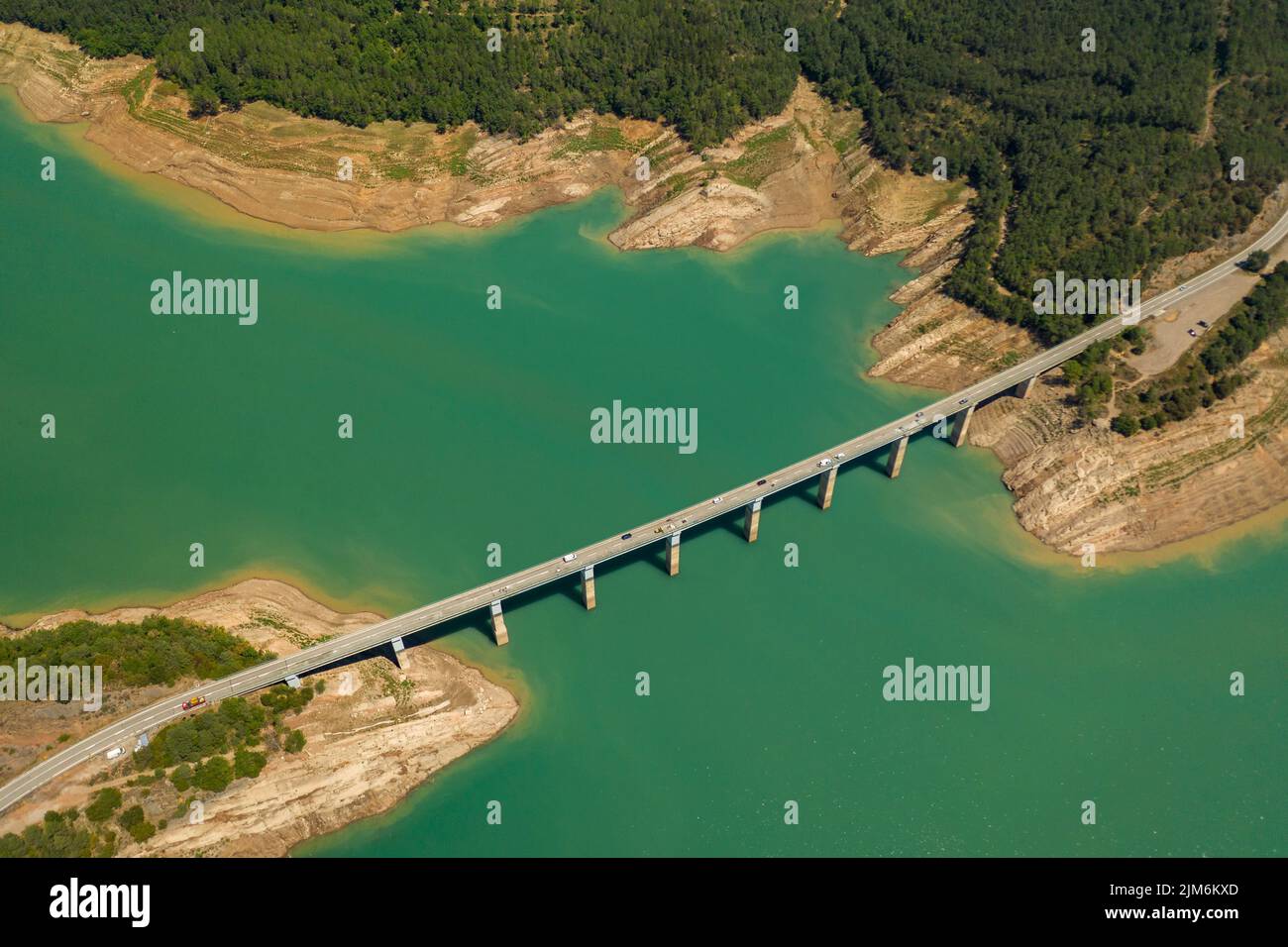 Vue aérienne du réservoir de la Baells avec peu d'eau pendant la sécheresse estivale de 2022 (Berguedà, Barcelone, Catalogne, Espagne) Banque D'Images