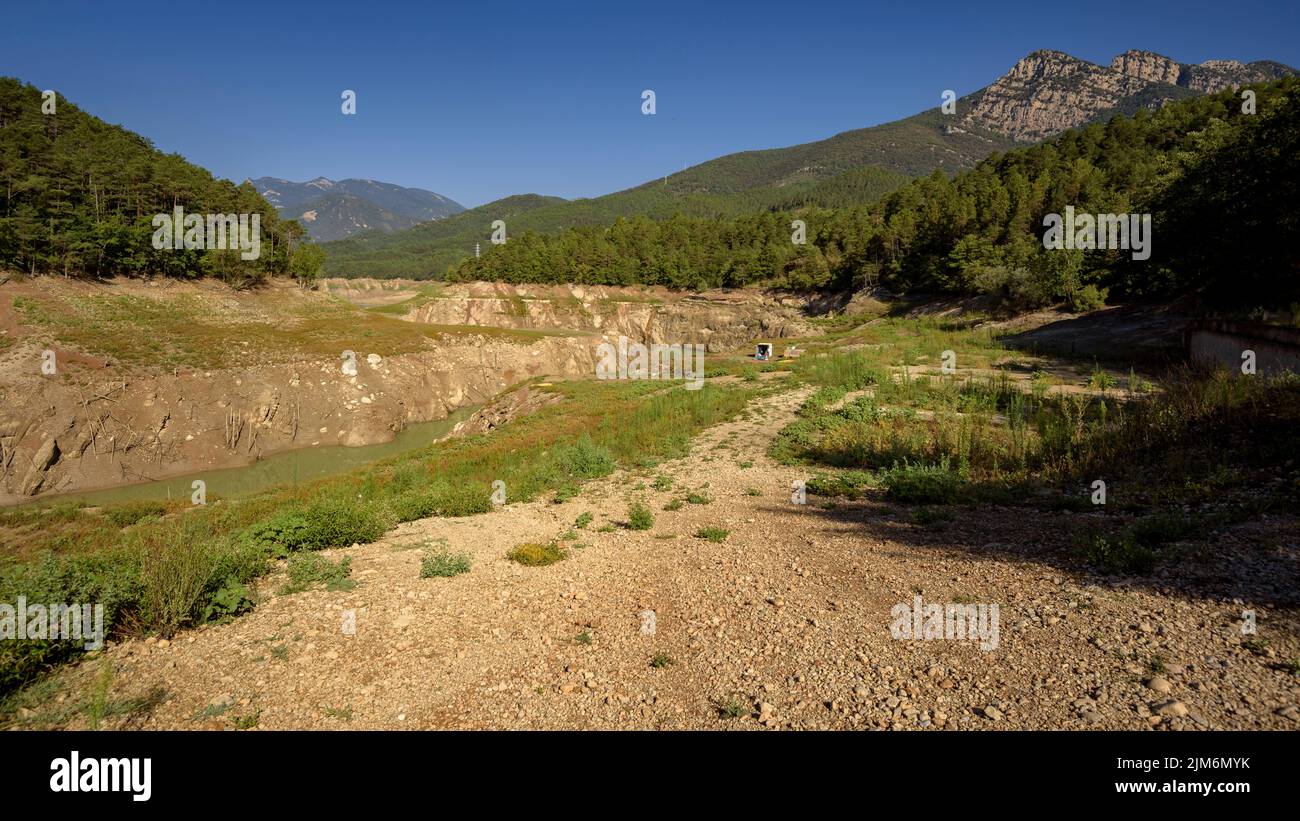 Réservoir de la Baells au site de Molí del Cavaller avec peu d'eau en raison de la sécheresse de l'été 2022 (Berguedà, Barcelone, Catalogne, Espagne) Banque D'Images