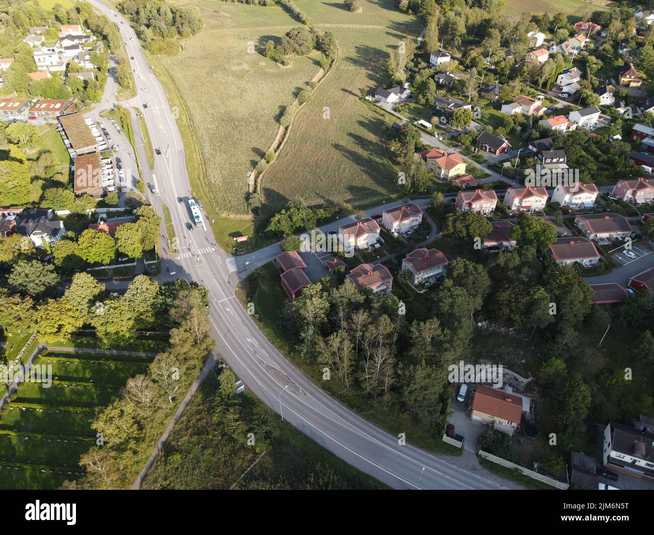 Une photo aérienne d'une autoroute qui se brise dans un quartier avec des maisons similaires Banque D'Images