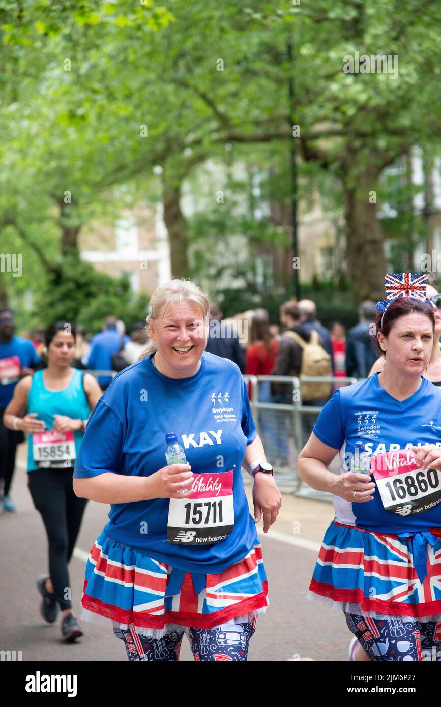 Un cliché vertical des coureuses en jupes Union Jack pendant Vitality London 10000 Banque D'Images