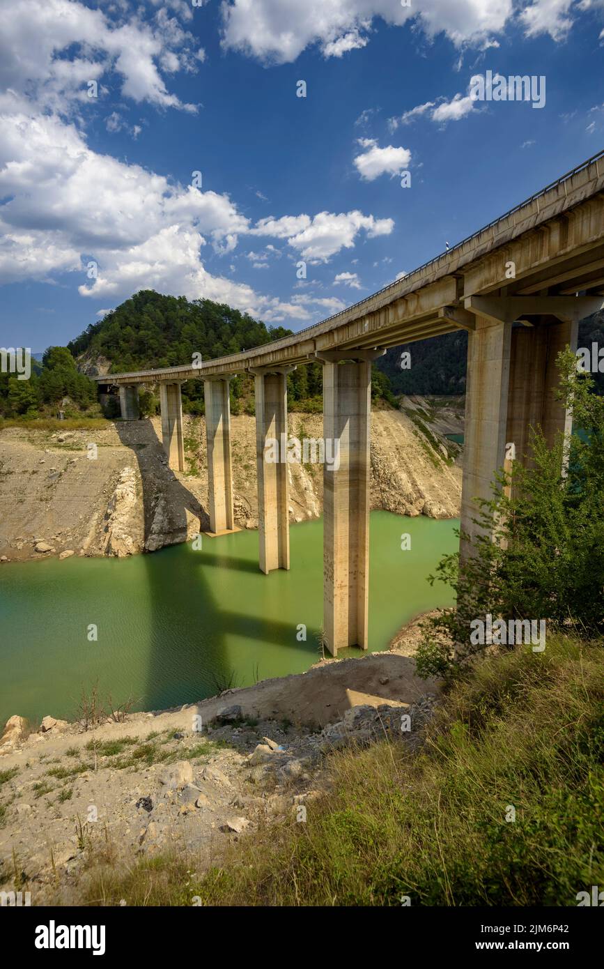 Pont sur le réservoir de la Llosa del Cavall avec peu d'eau pendant la sécheresse estivale de 2022 (Vall de Lord, Lleida, Catalogne, Espagne) Banque D'Images