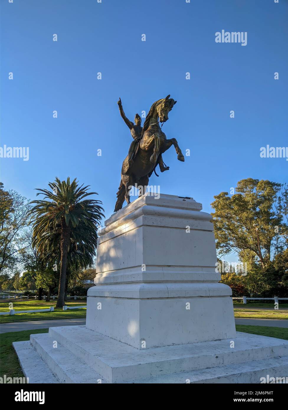 Bahia Blanca-Buenos Aires-Argentine-avril 30, 2022. Monument au général Don Jose de San Martin équitation de son cheval (Editorial) Banque D'Images