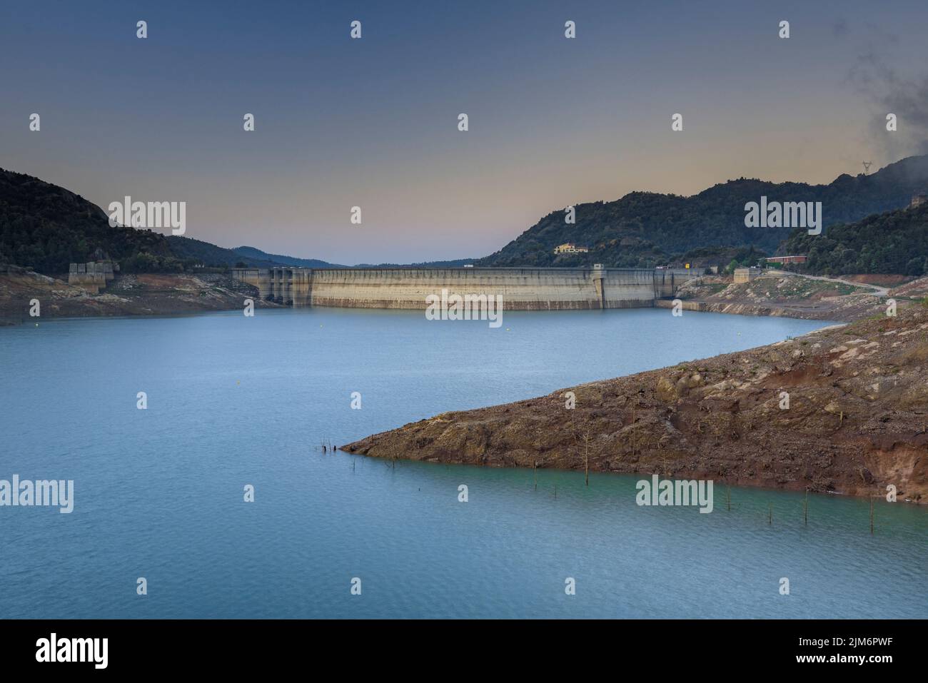 Lever de soleil au réservoir de Baells pendant la sécheresse estivale de 2022 (Berguedà, Barcelone, Catalogne, Espagne) ESP: Amanecer en el embalse de la Baells Banque D'Images