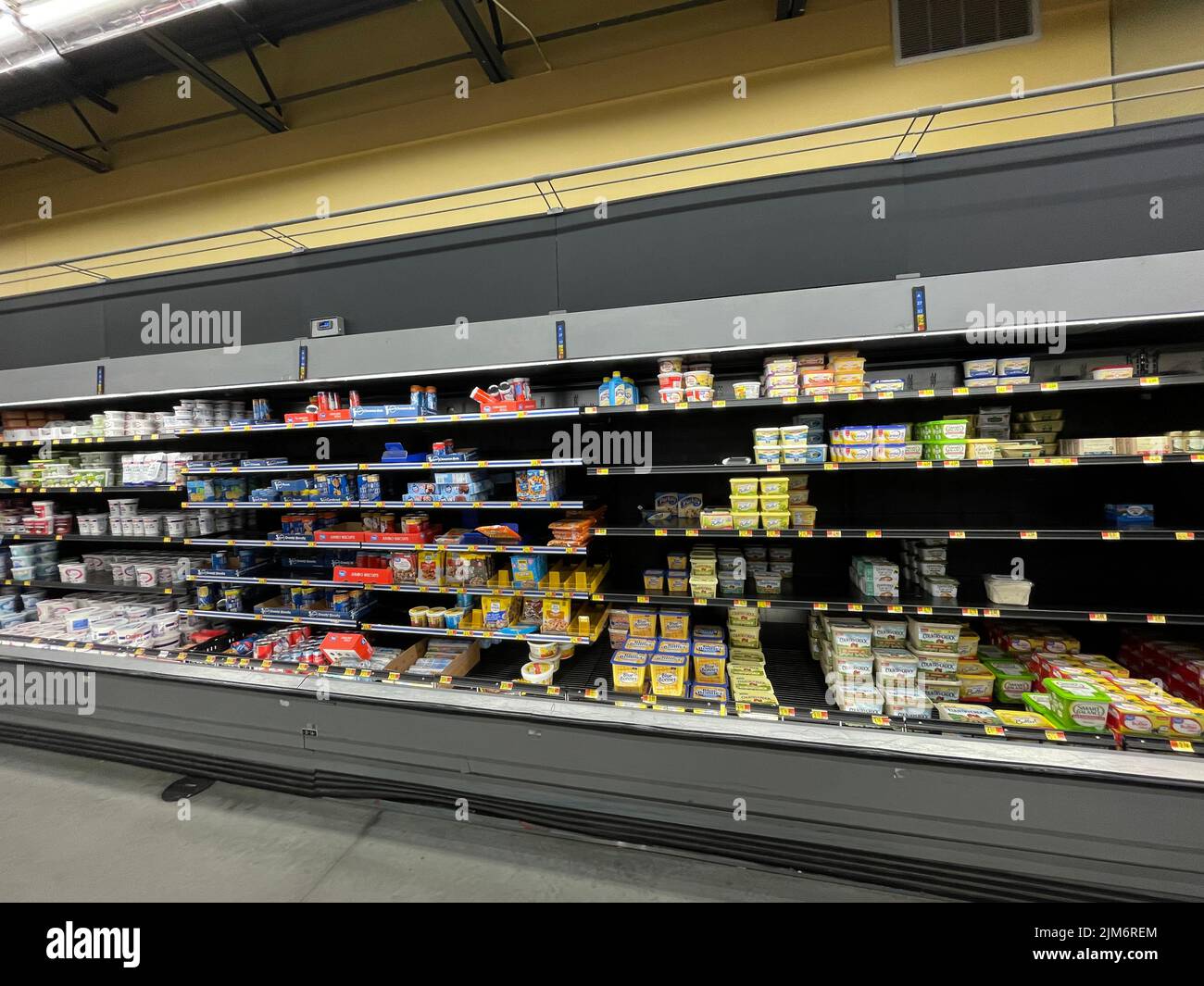 Augusta, GA USA - 11 28 21: Walmart intérieur zone laitière vue latérale Belair Road Banque D'Images