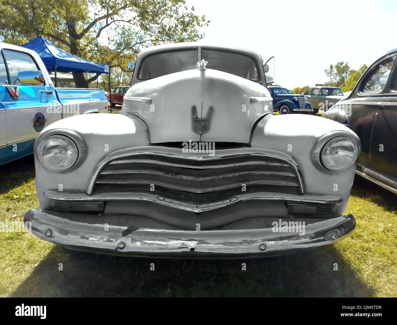 Vieux rouge non peint rouille Chevrolet Fleetmaster sport coupé 1946 de GM garé sur l'herbe. Vue avant. Gril. Salon de la voiture classique. Banque D'Images