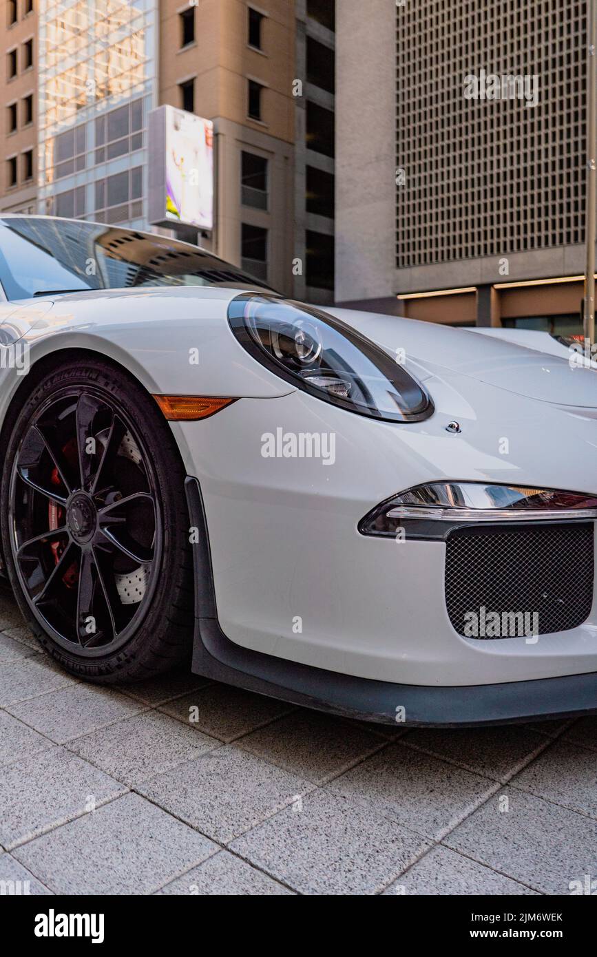 Un gros plan d'une toute nouvelle voiture de luxe Porsche 911 GT3 2022 Banque D'Images
