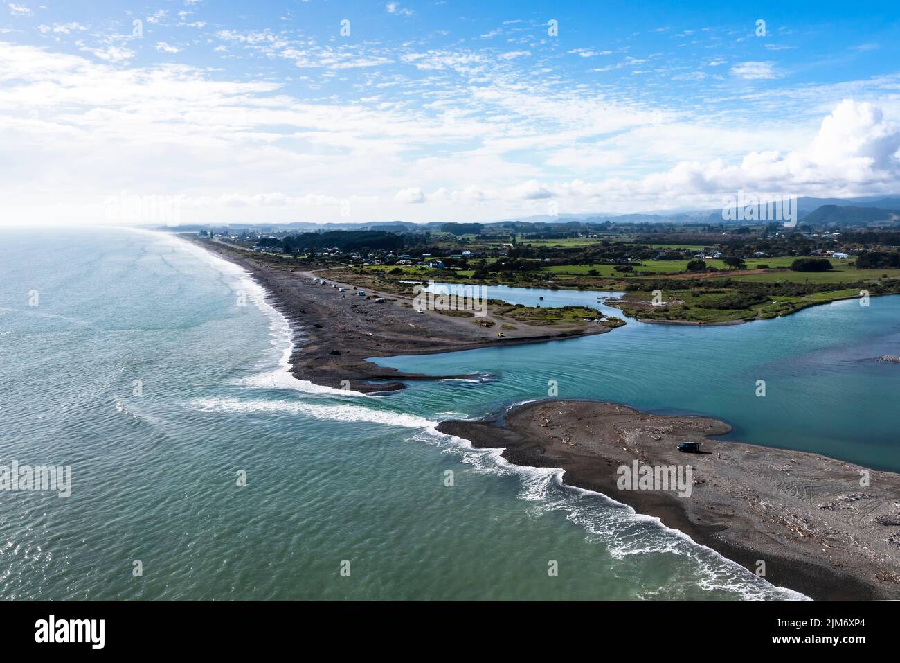 Prise de vue aérienne à l'embouchure de la rivière otaki sur la côte de Kapiti lors d'une belle journée d'automne. La mer de Tasman est calme avec un surf léger Banque D'Images