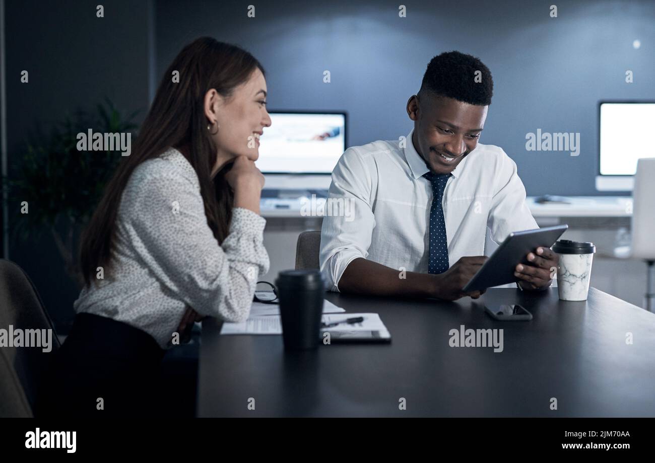 Un succès remarquable, peu importe le temps. Deux hommes d'affaires travaillent ensemble dans un bureau la nuit. Banque D'Images