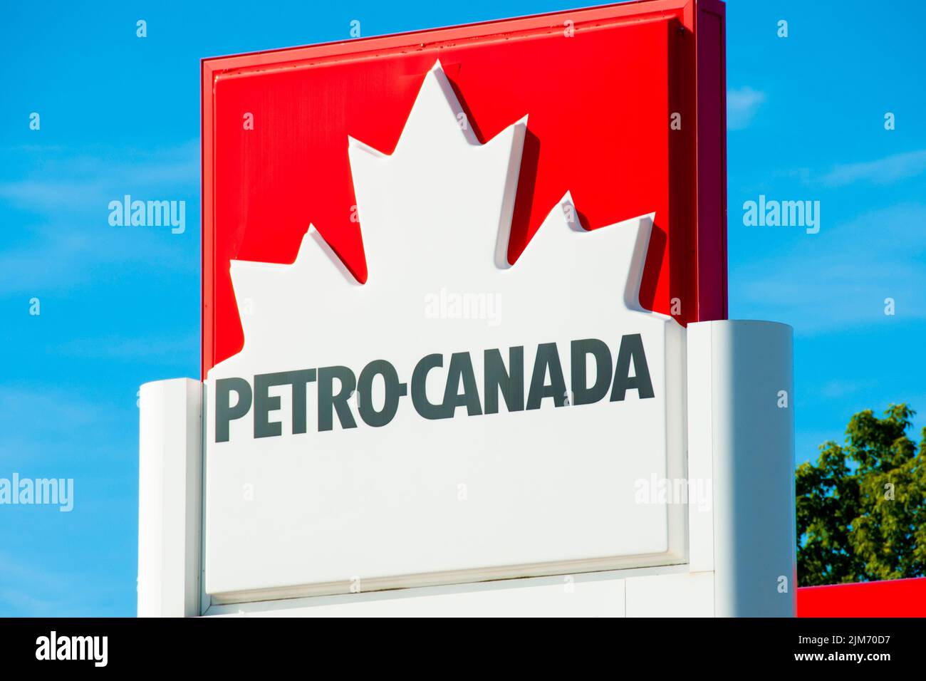 Halifax, Canada - 13 août 2016 : Petro-Canada est une chaîne de stations-service partout au Canada et une marque de commerce de Suncor énergie Banque D'Images