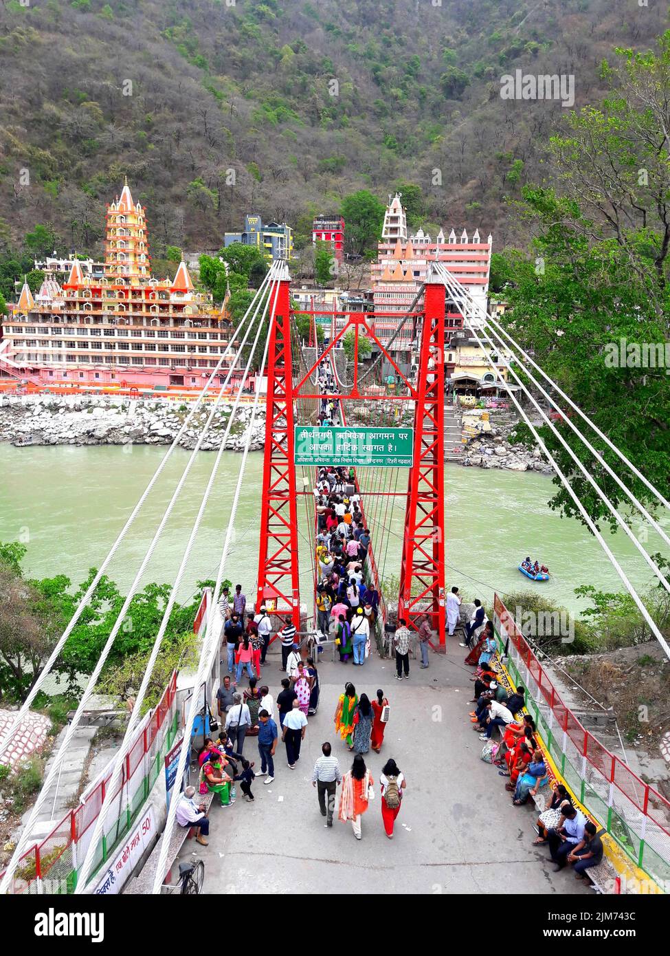 Le remblai de la rivière Ganga, le pont Lakshman Jhula et le temple Tera Manzil, Trimbakeshwar à Rishikesh Banque D'Images