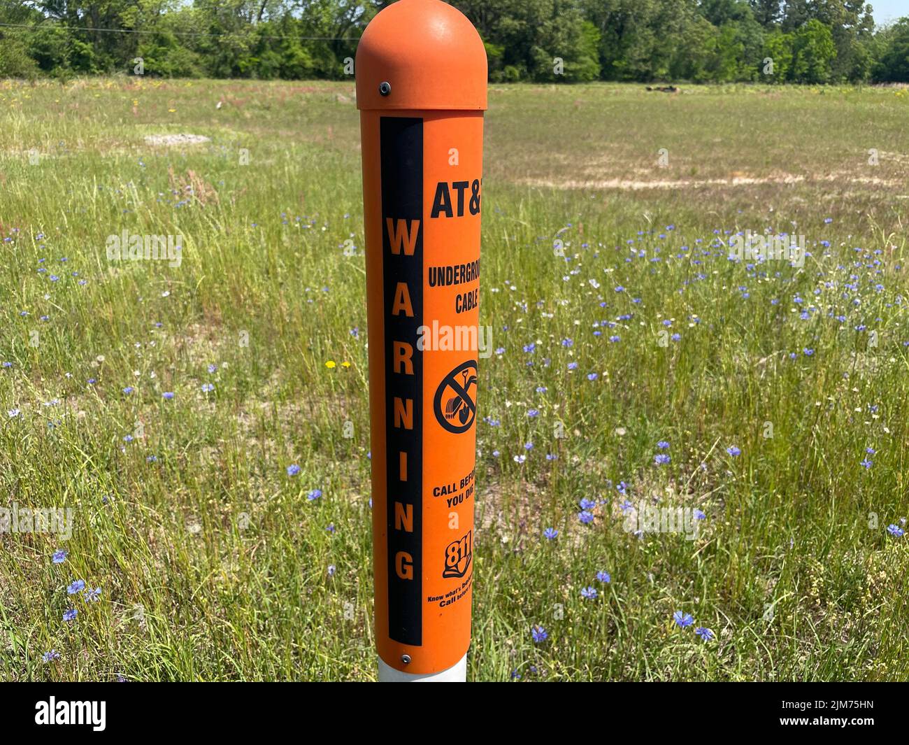 Grovetown, GA USA - 04 29 22 : poteau utilitaire et étiquette d'avertissement orange Banque D'Images