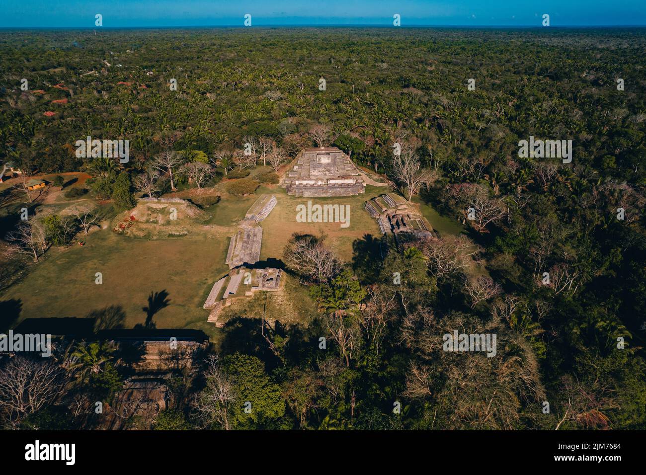 Un Drone aérien du site archéologique d'Altun Ha à BelizeCountry en Amérique centrale avec des arbres forestiers Banque D'Images Un Drone aérien du site archéologique d'Altun Ha à BelizeCountry en Amérique centrale avec des arbres forestiers Banque D'Images