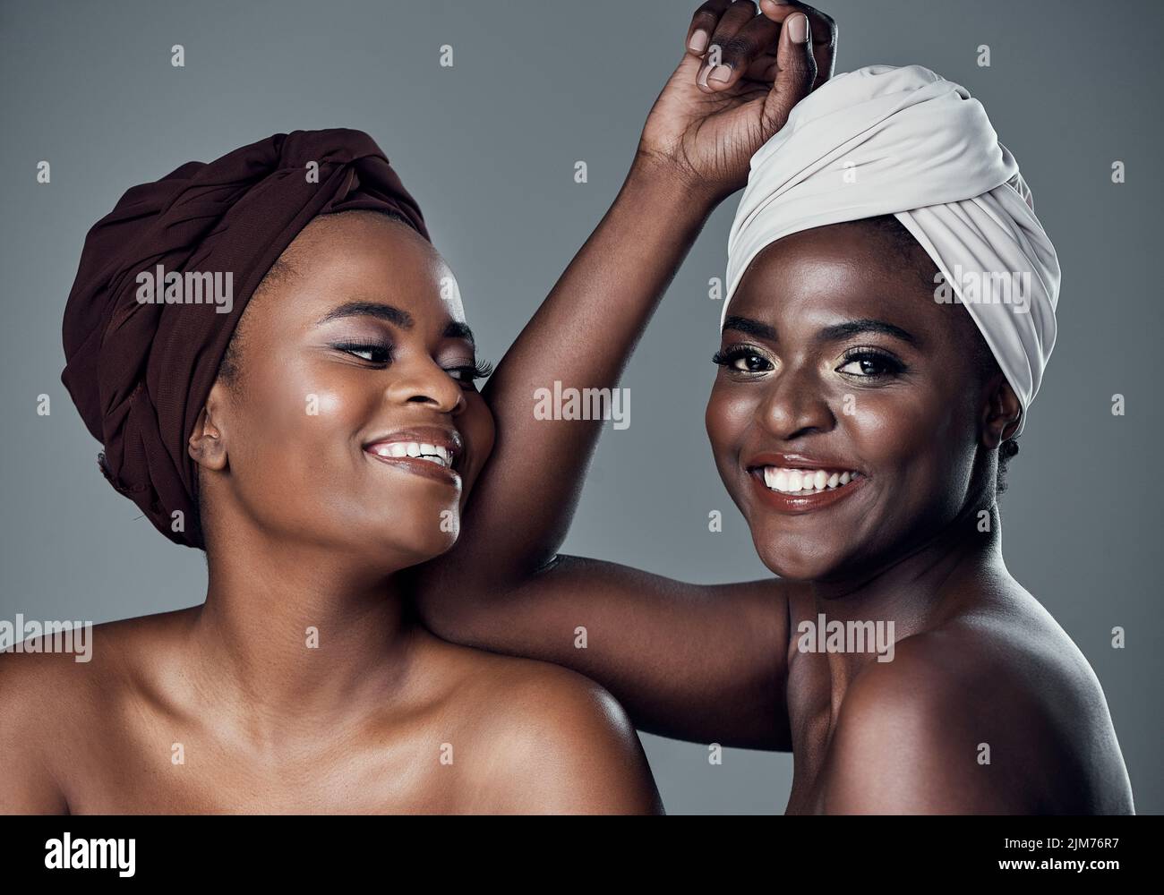 Le réservoir est plus épais que l'eau. Studio portrait de deux belles jeunes femmes posant sur un fond gris. Banque D'Images