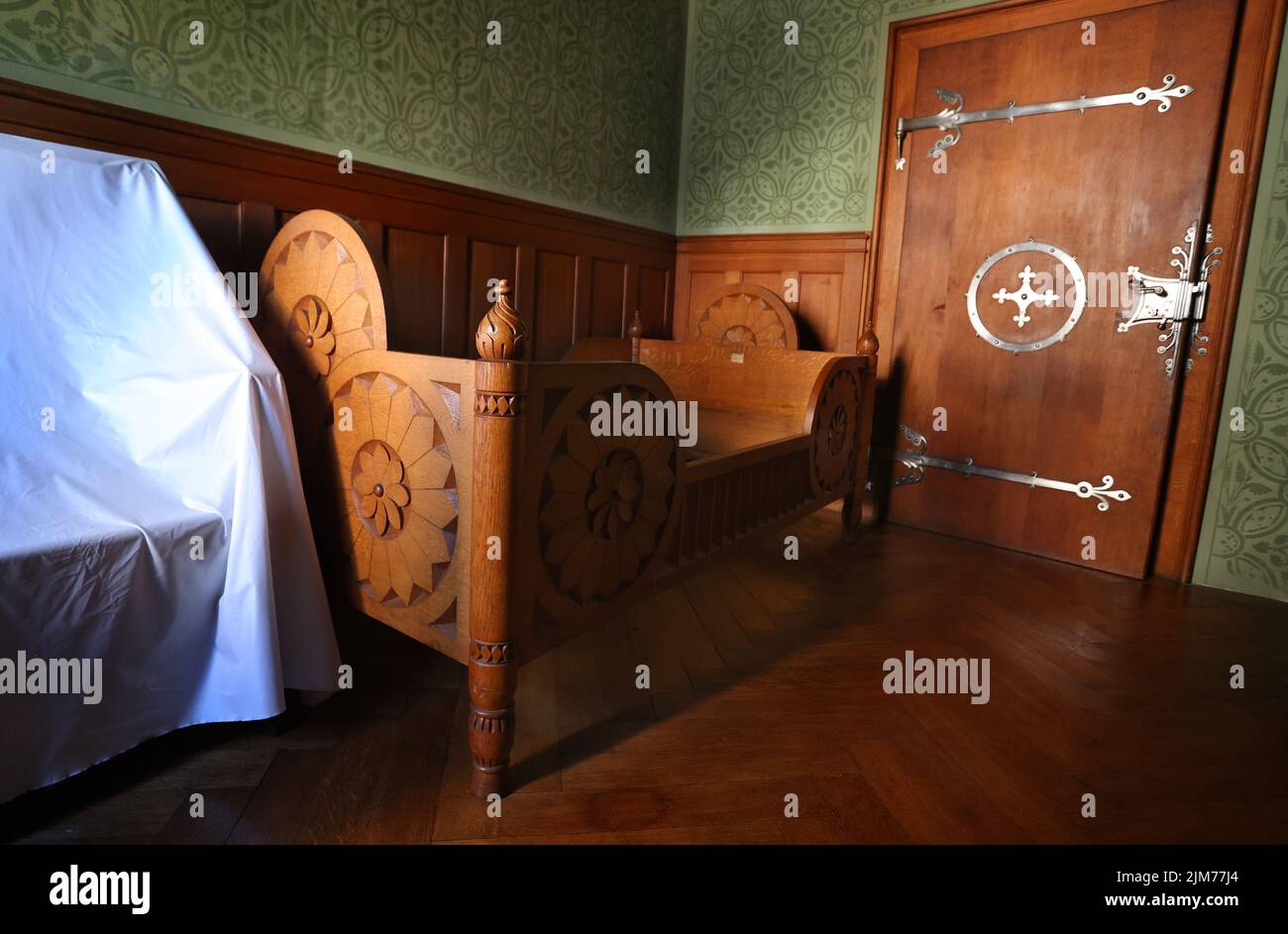 Schwangau, Allemagne. 04th août 2022. Le lit du roi Ludwig II, dans le bâtiment de la porte du château de Neuschwanstein. Pendant la construction du château, le roi habitait temporairement le bâtiment de la porte pour suivre les travaux. Credit: Karl-Josef Hildenbrand/dpa/Alay Live News Banque D'Images