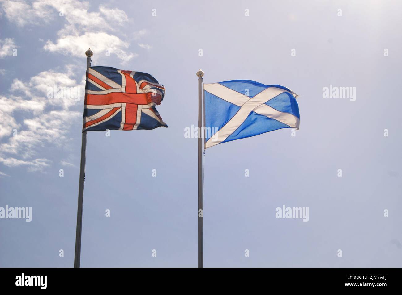 Les drapeaux écossais et britanniques agitant dans le vent Banque D'Images