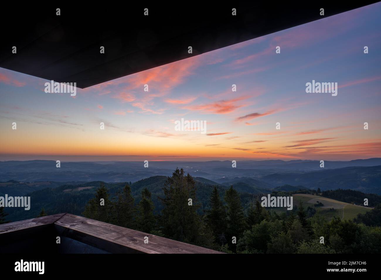 Belle vue sur les montagnes au lever du soleil depuis la tour d'observation Banque D'Images