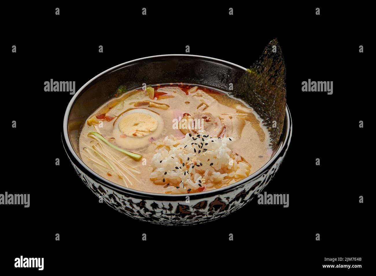 Soupe Kimchi Tige dans un plat profond sur fond noir isolé Banque D'Images