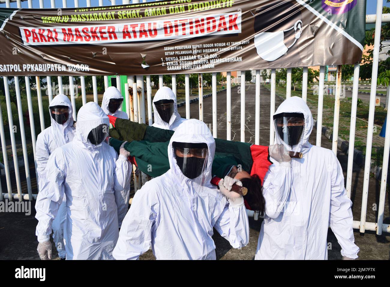 Les membres du Bogor Regency Satpol PP utilisent des équipements de protection individuelle (EPI) pour transporter des contrevenants au protocole de santé en Indonésie, au 6 septembre 2020. Banque D'Images