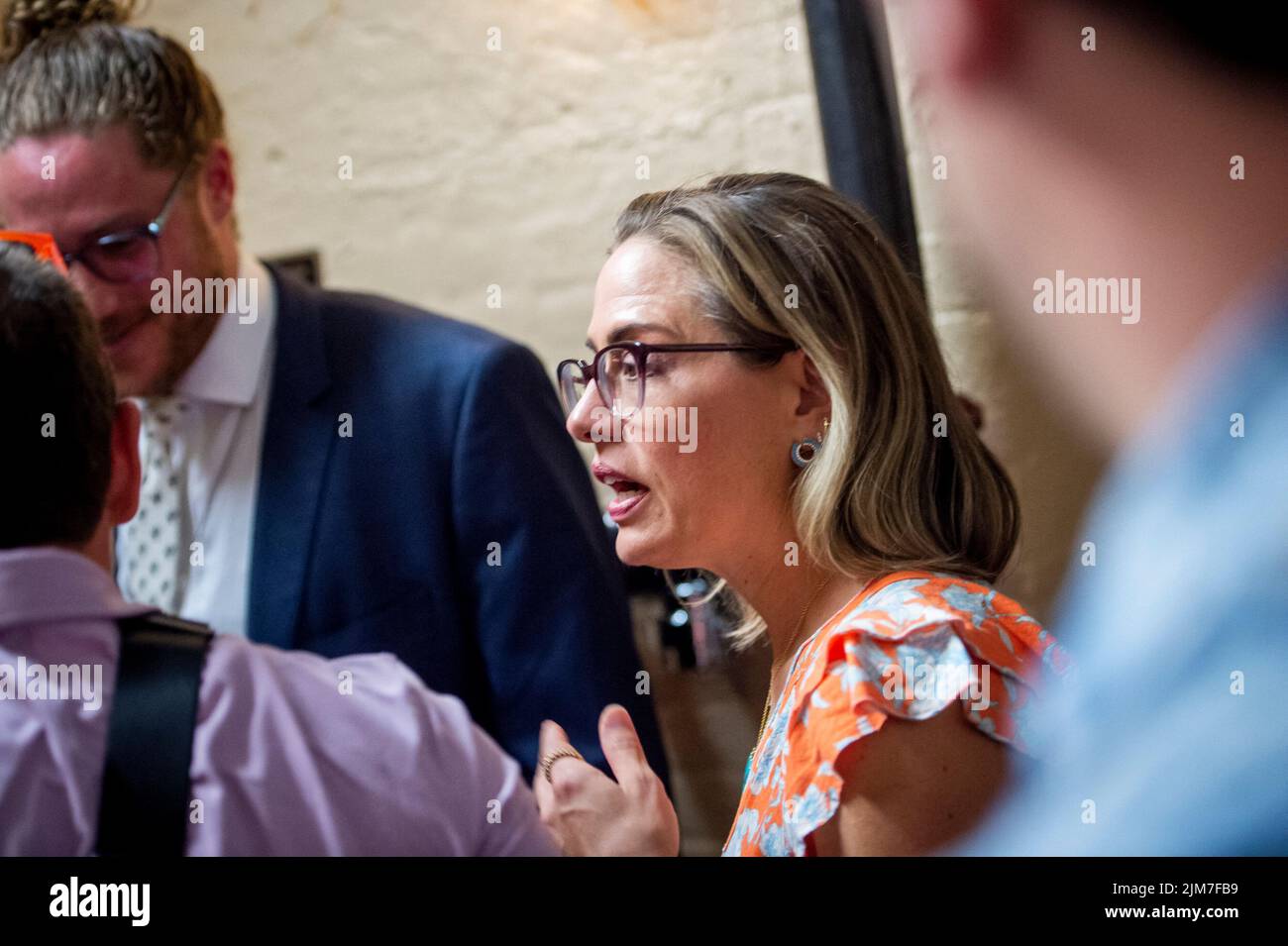 Washington, DC, Etats-Unis, 4 août 2022. Le sénateur américain Kyrsten Sinema (démocrate de l'Arizona) attend de monter dans un ascenseur alors qu'elle arrive pour un vote au Capitole des États-Unis à Washington, DC, Etats-Unis, jeudi, 4 août, 2022. Photo de Rod Lamkey/CNP/ABACAPRESS.COM Banque D'Images