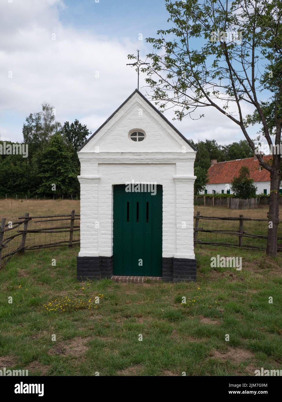 La chapelle est originaire de Flandre Occidentale à Rollegem, en Belgique, et est maintenant à Bokrijk, en Belgique Banque D'Images