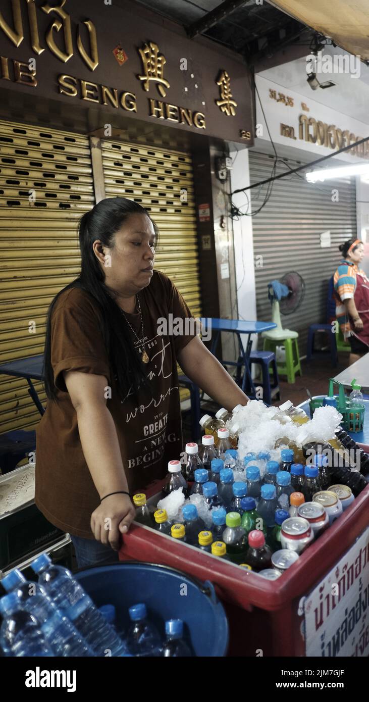 Yaowarat Road Chinatown Bangkok dame vendant des boissons froides Banque D'Images