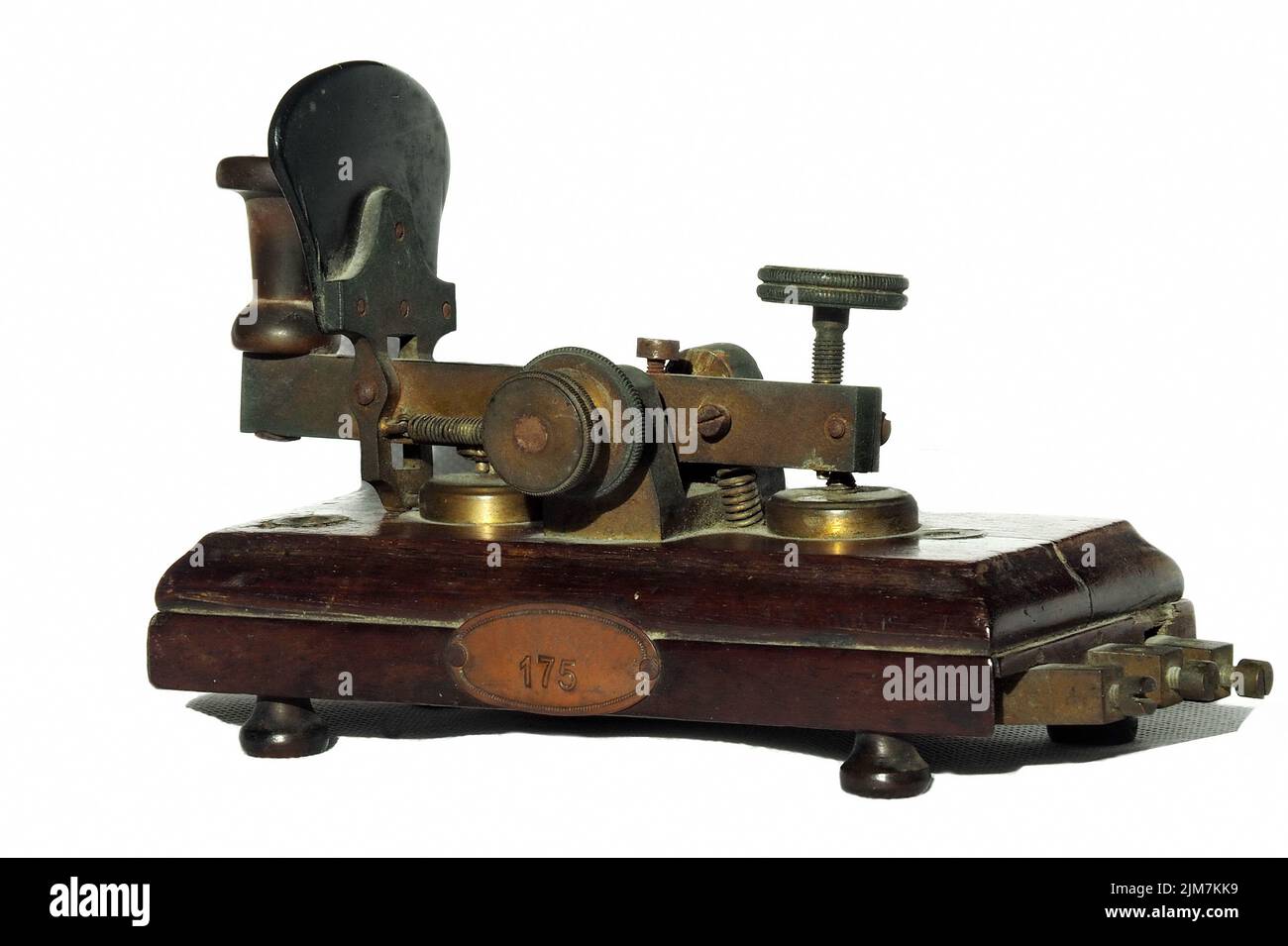 Un vieux télégraphe historique sur fond blanc Banque D'Images