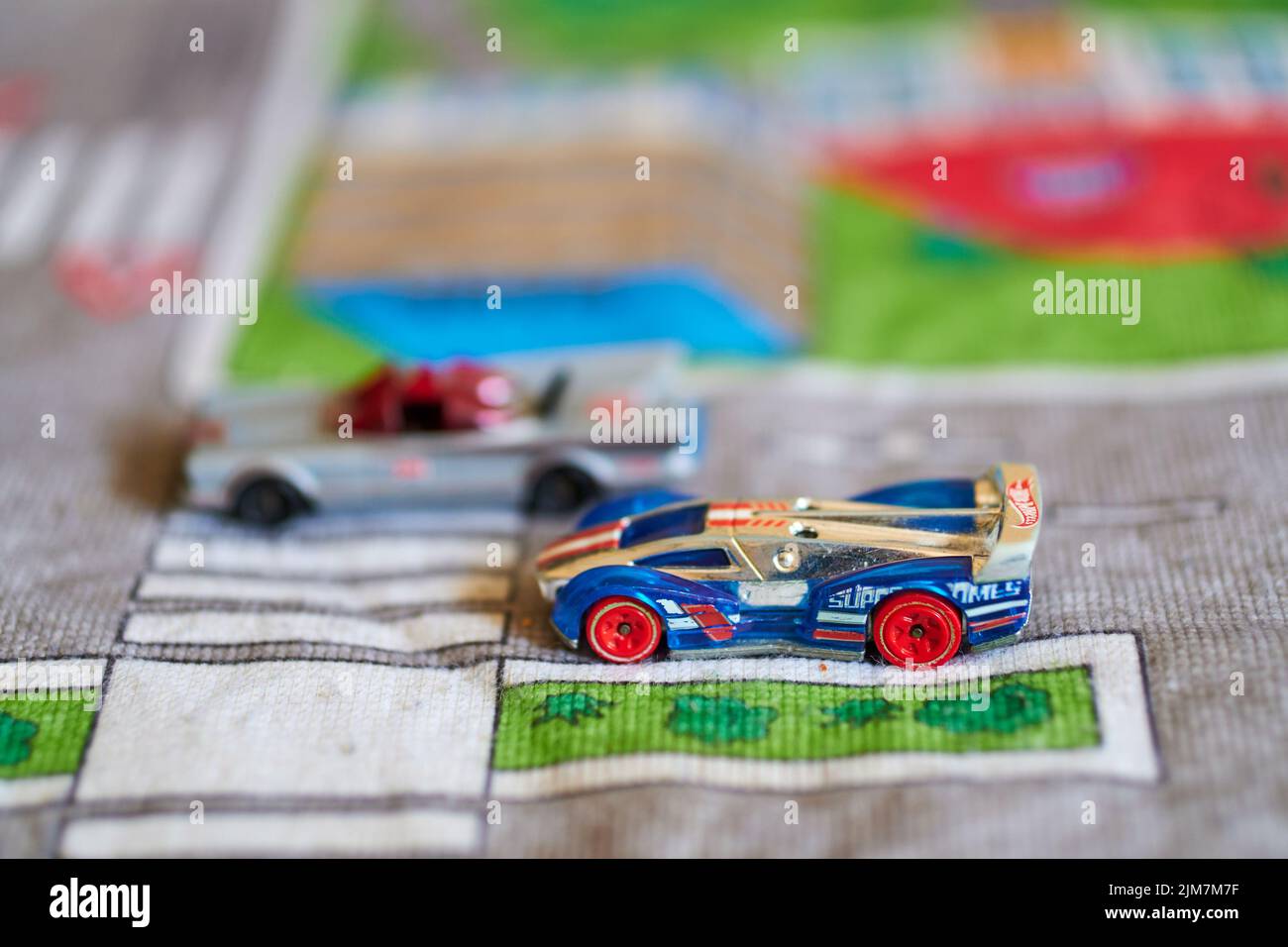 Un mélange de voitures modèles Hot Wheels sur une route de jeu Banque D'Images