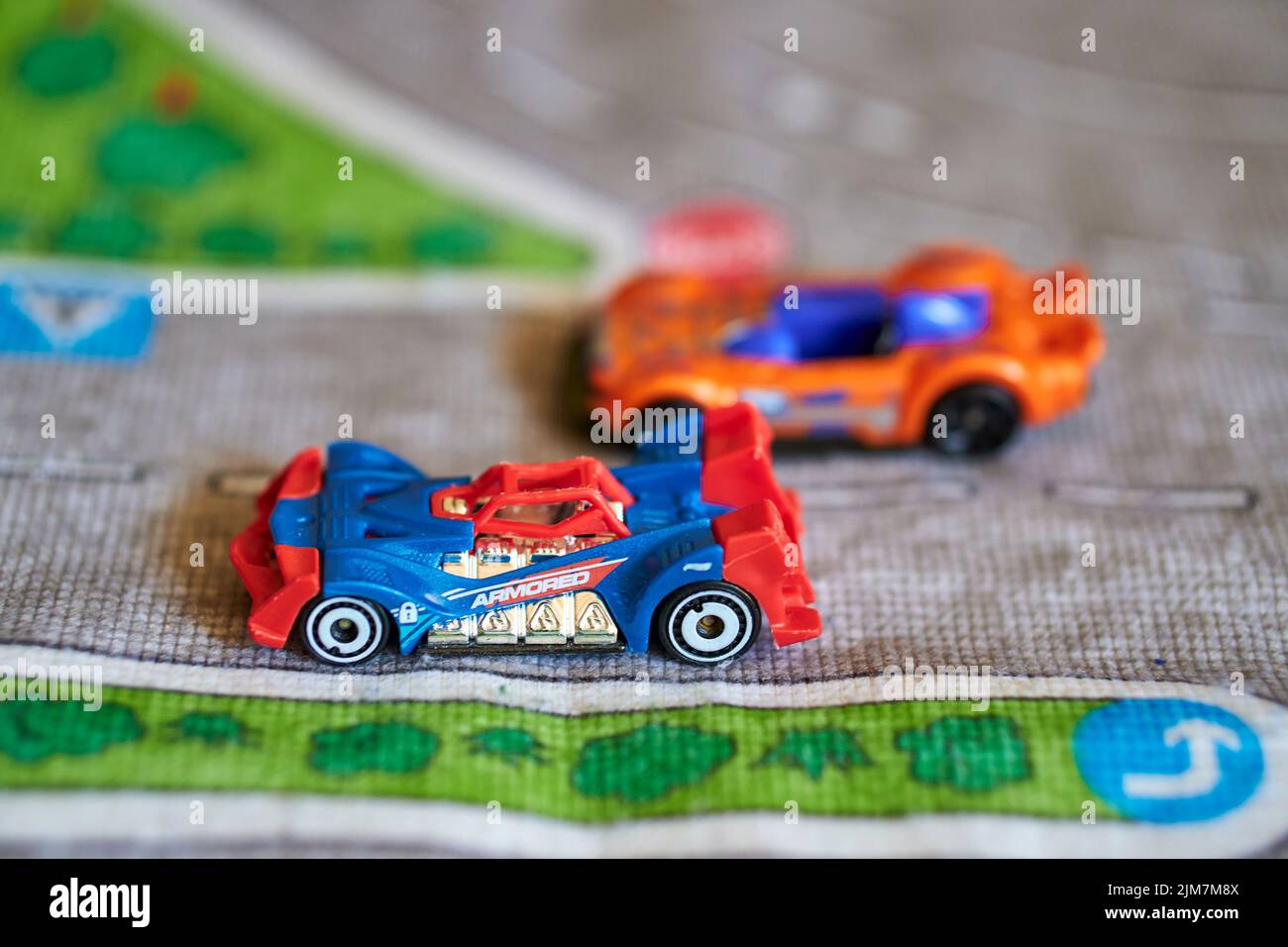 Une vue de Mattel Hot Wheels futuriste modèles de voitures sur un tapis de route de jeu Banque D'Images