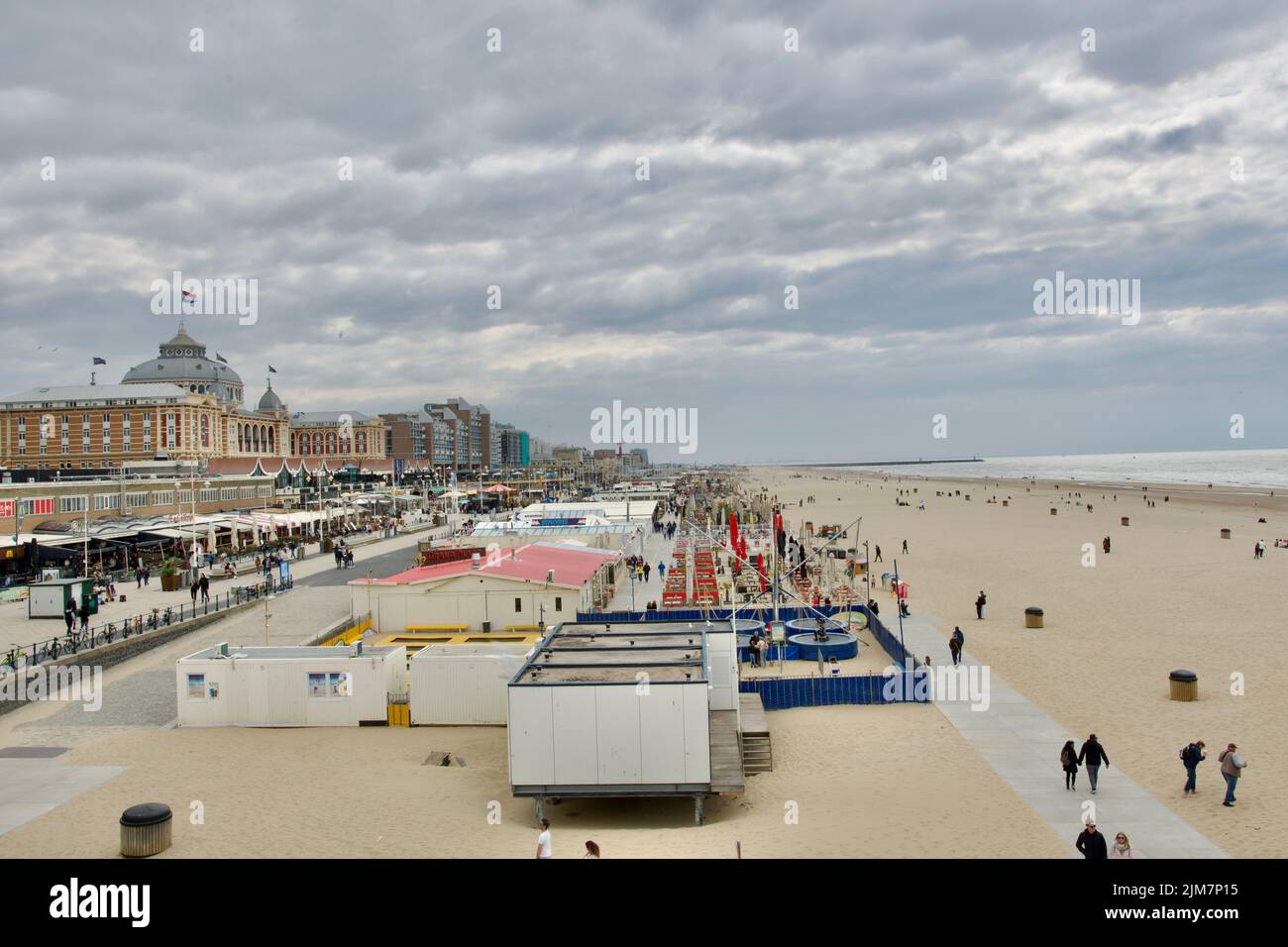 Plage de Scheveningen par une journée nuageux avec le célèbre hôtel kurhaus Banque D'Images