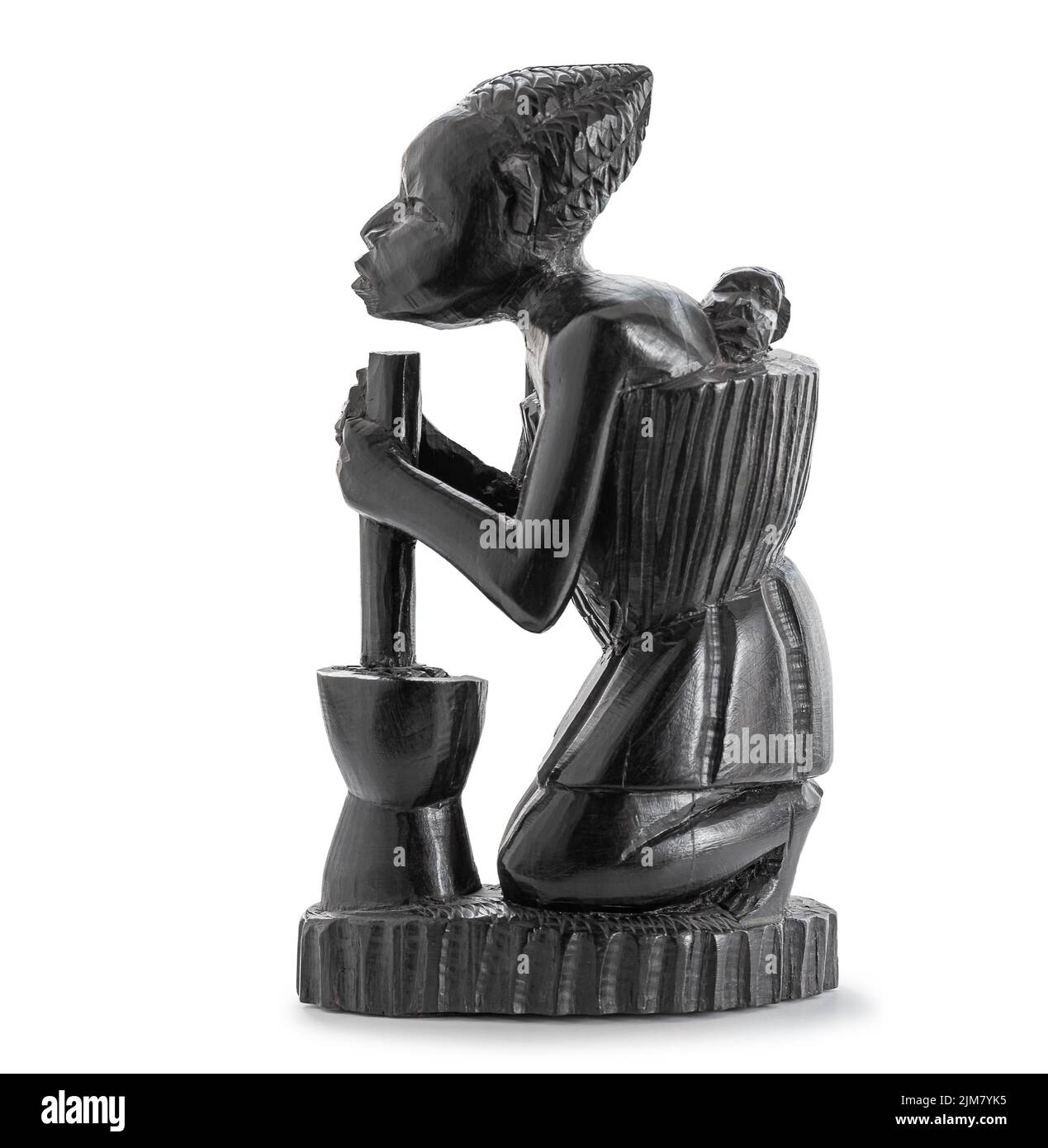 Statue africaine en bois d'une femme travaillant avec un grand mortier, et caryant son enfant sur son dos isolé sur blanc Banque D'Images