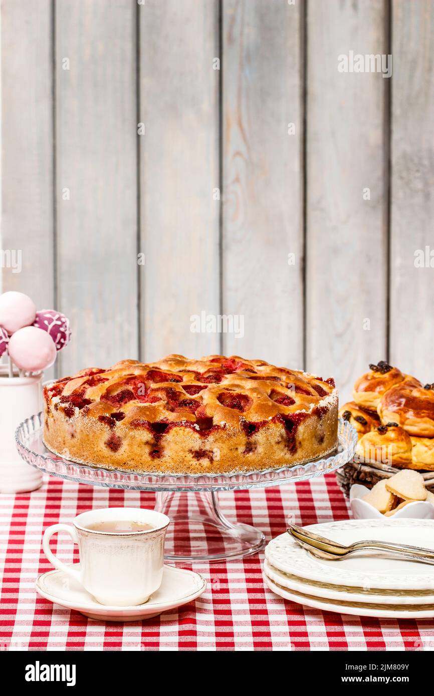 Tarte aux fraises sur un support à gâteau. Dessert de fête Banque D'Images