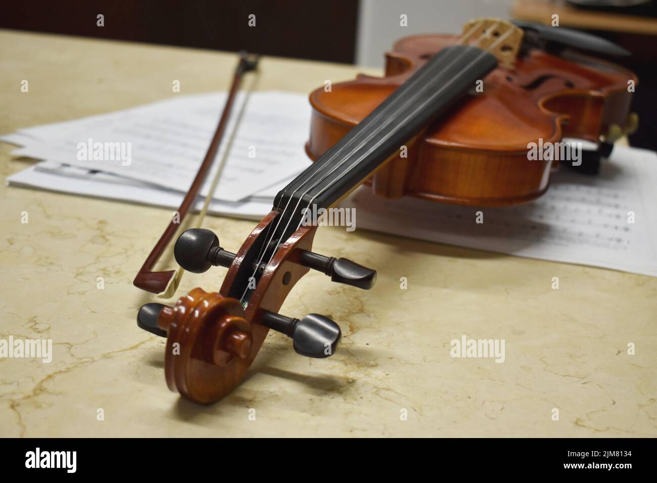 violon sur partitions et table Banque D'Images