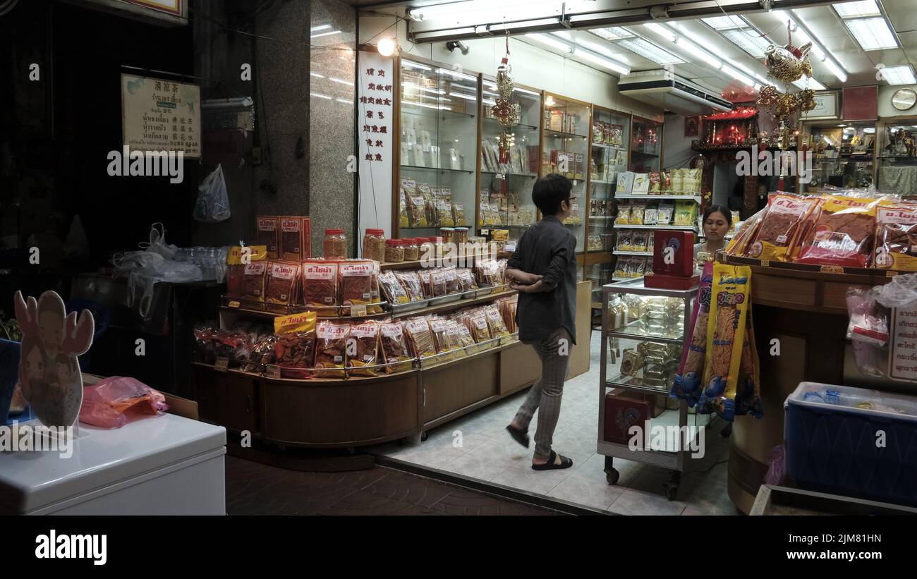 Shopping de nuit dans un magasin d'aliments naturels Chinese Heritage Bangkok Thaïlande Banque D'Images