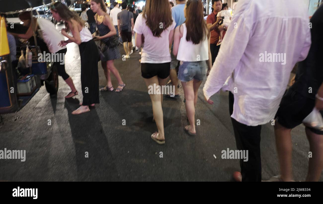 Piétons voyageant de nuit marchant sur Yaowarat Road Chinatown Bangkok Banque D'Images