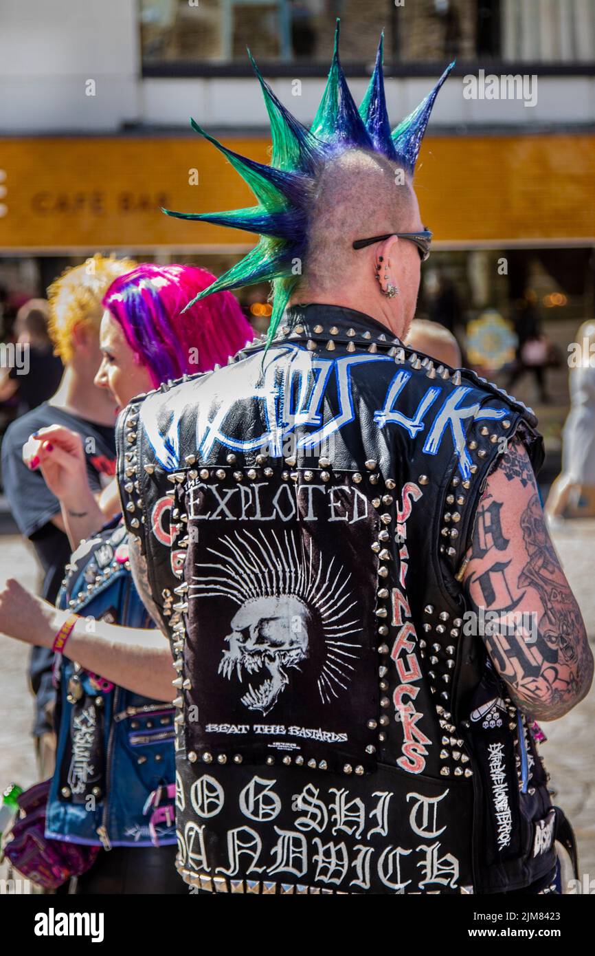 Punk Rocker porte une veste à pointes en cuir de métal lourd à Blackpool, Lancashire, Royaume-Uni. 4th août 2022. La sous-culture punk, les idéologies, la mode, avec des coiffures mohican teints et la coloration au festival Punk Rebellion aux jardins d'hiver. Une protestation contre les attitudes et les comportements conventionnels, un choc des cultures anti-establishment, des mohawks, des épingles de sécurité et une charge d'attitude à la ville de bord de mer tandis que les punks participant au festival annuel de musique rock Rebellion aux jardins d'hiver se côtoient avec les vacanciers traditionnels. Banque D'Images