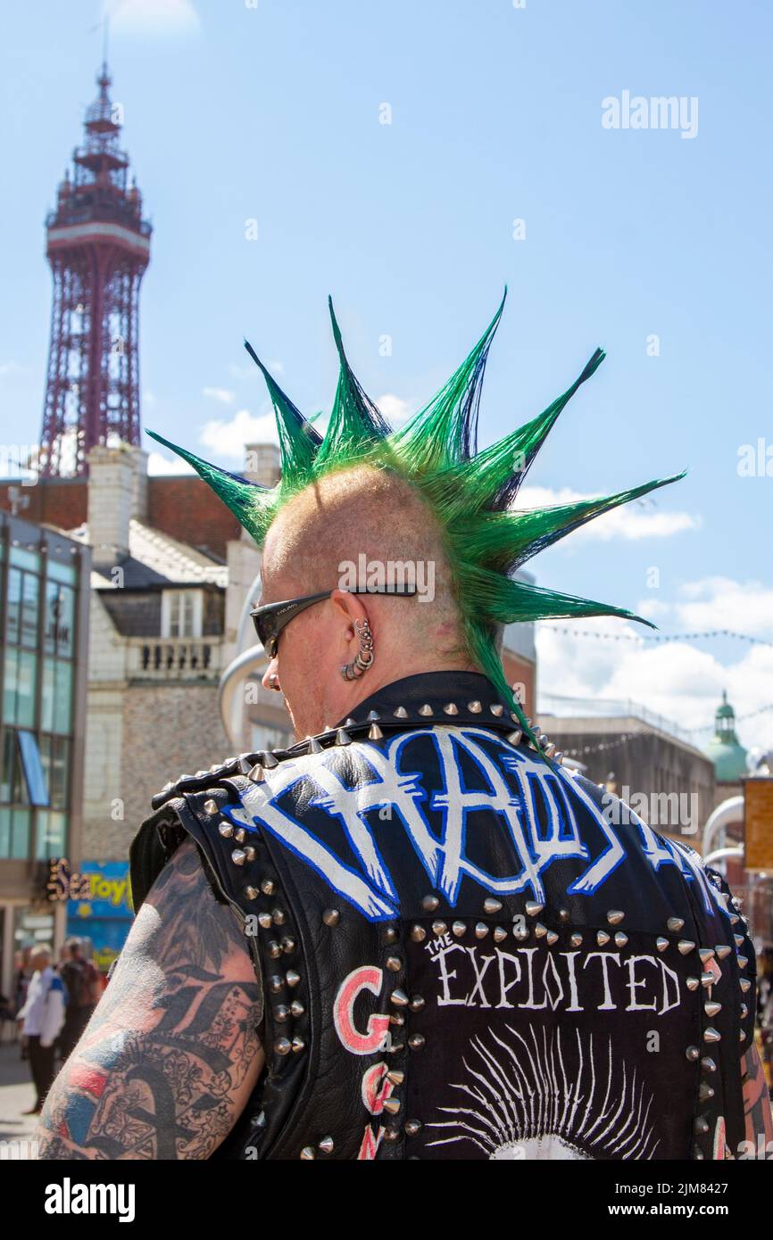 Punk Rocker porte une veste à pointes en cuir de métal lourd à Blackpool, Lancashire, Royaume-Uni. 4th août 2022. La sous-culture punk, les idéologies, la mode, avec des coiffures mohican teints et la coloration au festival Punk Rebellion aux jardins d'hiver. Une protestation contre les attitudes et les comportements conventionnels, un choc des cultures anti-establishment, des mohawks, des épingles de sécurité et une charge d'attitude à la ville de bord de mer tandis que les punks participant au festival annuel de musique rock Rebellion aux jardins d'hiver se côtoient avec les vacanciers traditionnels. Banque D'Images